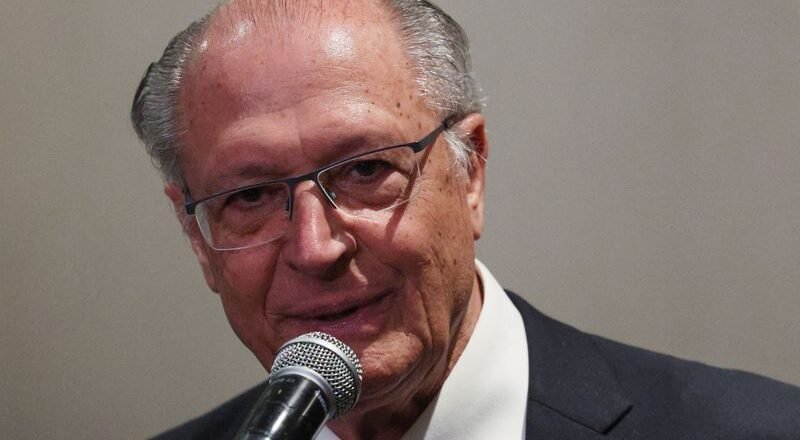 Alckmin acusa clã Bolsonaro de desviar atenção do escândalo