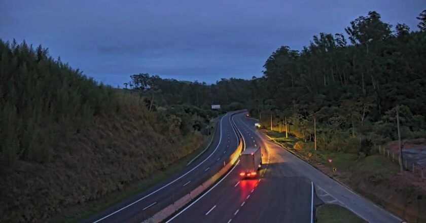 Tráfego fluido na Rodovia dos Tamoios neste sábado