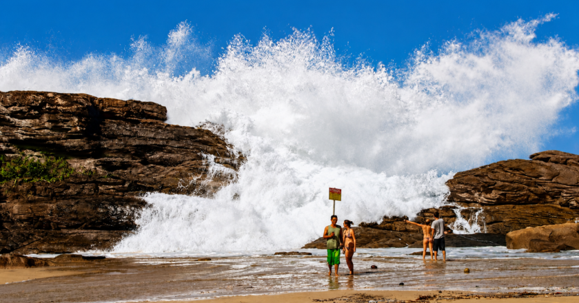 Ondas de até três metros colocam embarcações em alerta