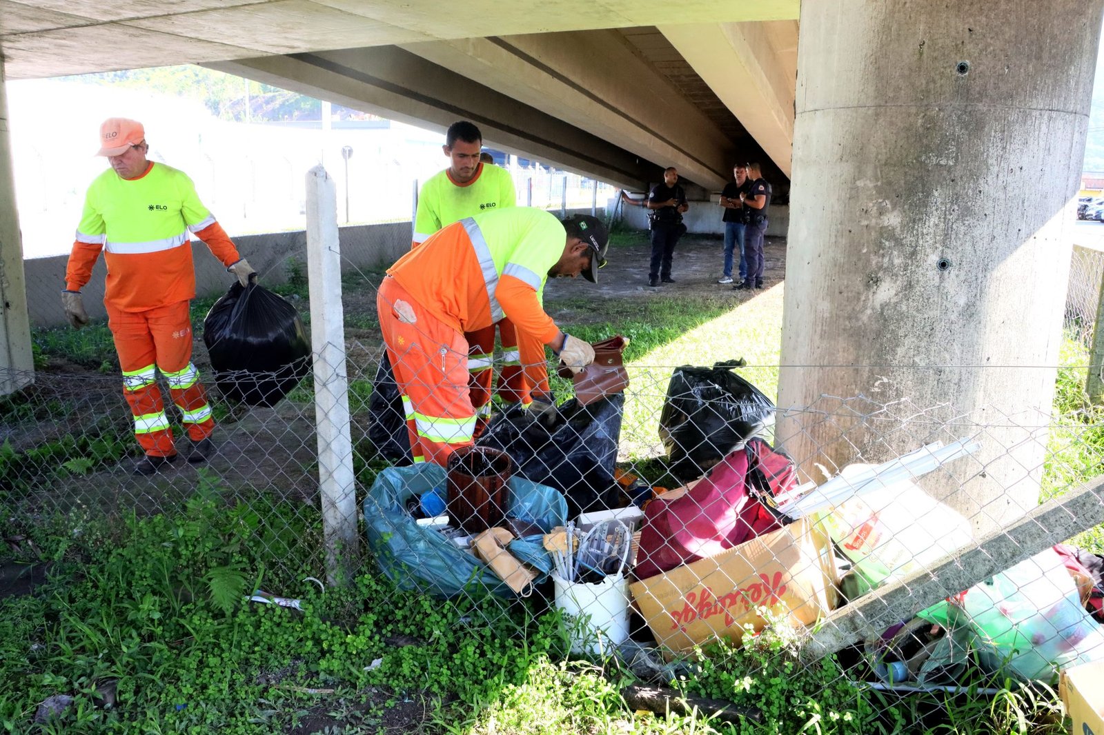 Caraguatatuba realiza ação de limpeza e acolhimento em viaduto