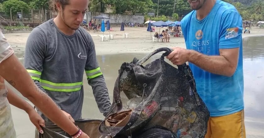 Ubatuba realiza ação de limpeza de praias no Litoral