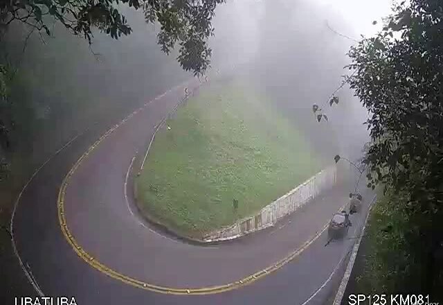 Neblina reduz visibilidade no km 81 da SP-125