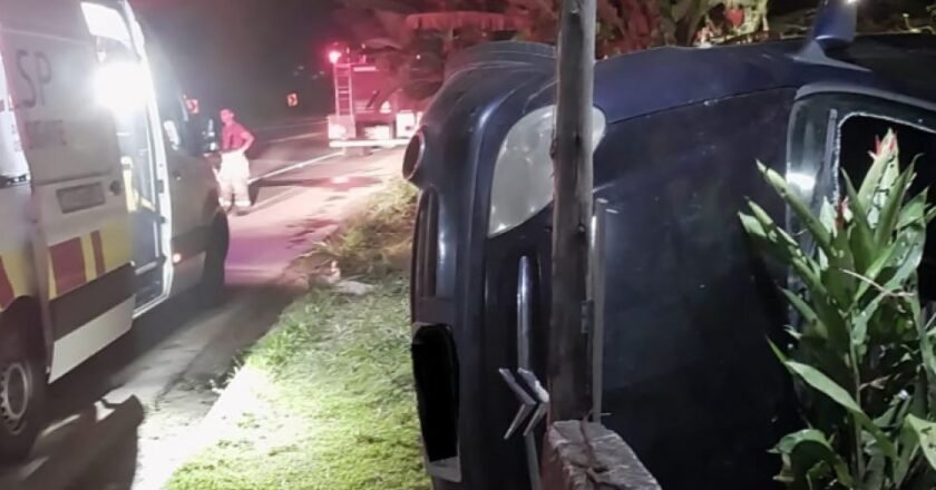 Idoso fica ferido em capotamento na Rio-Santos