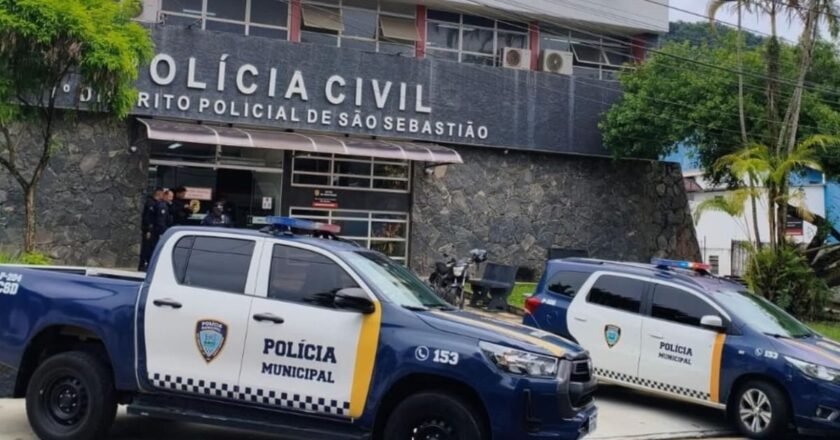 Motorista embriagada bate carro em poste e é presa